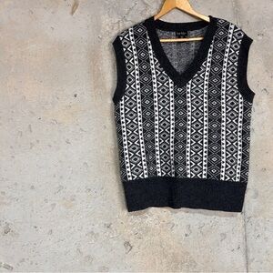 Nicole miller gray white tribal chevron knit v neck sweater vest small